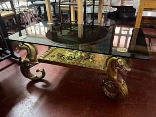 Mesa de centro antigua dorada con cristal