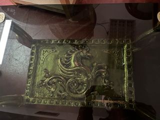 Mesa de centro antigua dorada con cristal