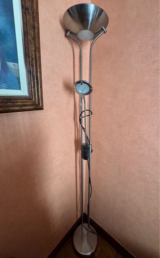 Lámpara de pie plateada.