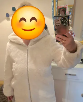 Abrigo de pelo blanco con capucha