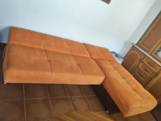 Sofá cama tela naranja y marrón
