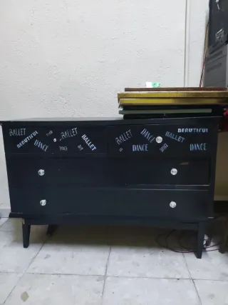 Cómoda negra con diseño Ballet Dance