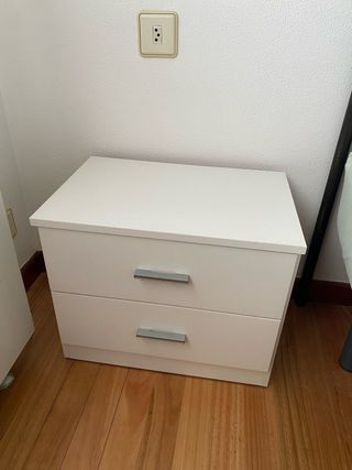 Mesita de noche blanca con cajones