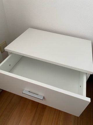 Mesita de noche blanca con cajones