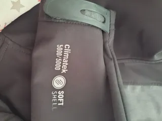 Cazadora mujer negra y gris.