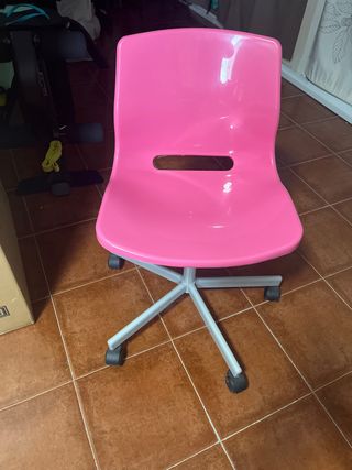 Silla de escritorio rosa y gris