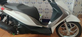 Piaggio Medley 125cc Scooter - abril 2025