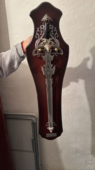 Espada decorativa medieval con soporte