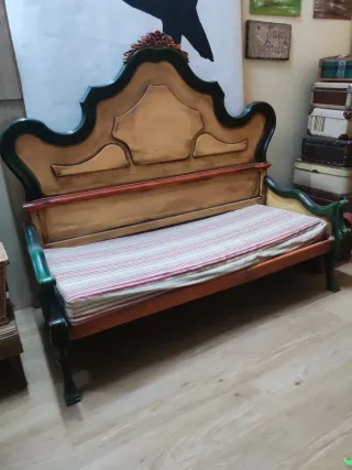 Banca de madera con cojín a rayas