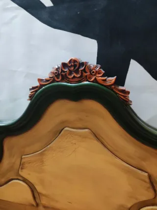 Banca de madera con cojín a rayas