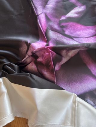 Scampolo raso nero con fiori viola 150x140 cm