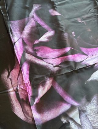 Scampolo raso nero con fiori viola 150x140 cm