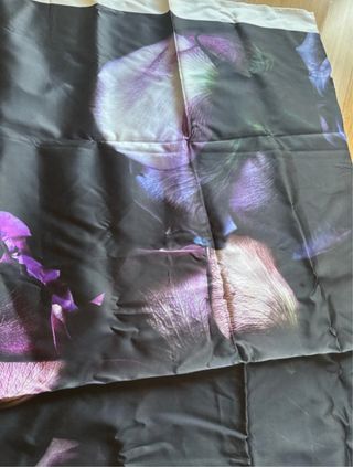 Scampolo raso nero con fiori viola 150x140 cm