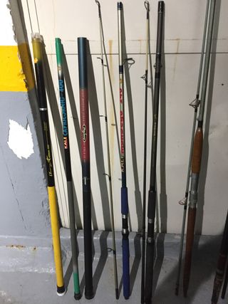 Cañas y carretes de pesca variados