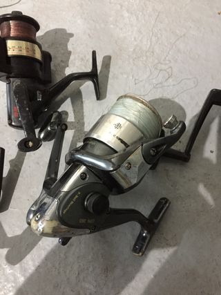 Cañas y carretes de pesca variados