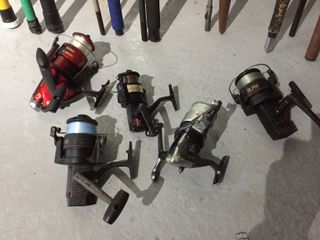Cañas y carretes de pesca variados