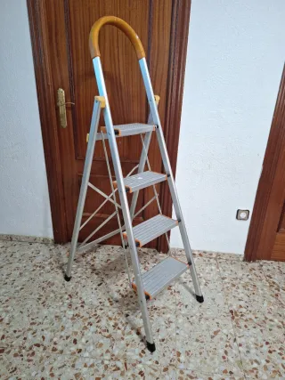 Escalera aluminio 4 peldaños