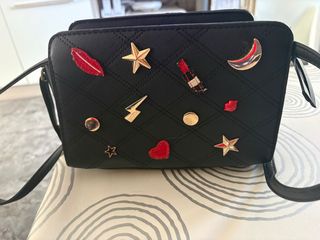 Bolso negro con adornos