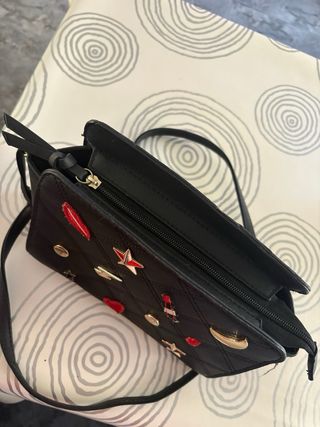Bolso negro con adornos