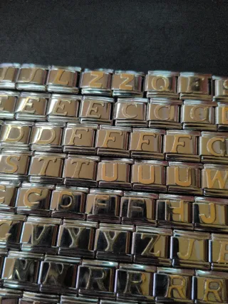 Charm Letra Acero y Oro Pulsera