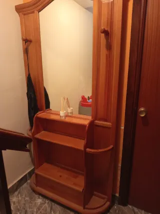 Entradita de madera con espejo y estantes