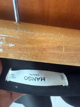 Falda negra con cremallera frontal