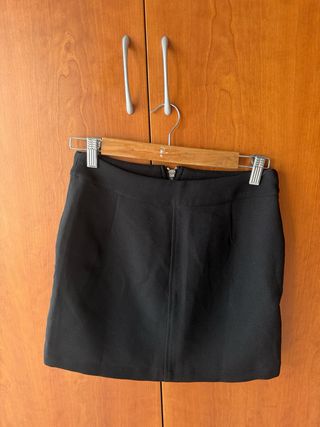 Falda negra con cremallera frontal