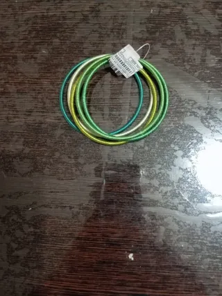Pulseras elásticas doradas y verdes