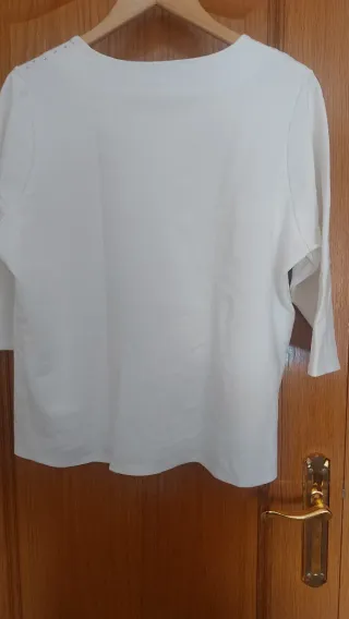 Blusa blanca con pedrería