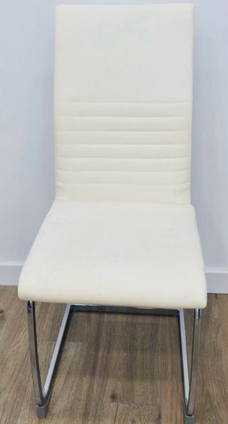 Sillas de oficina beige y plateadas