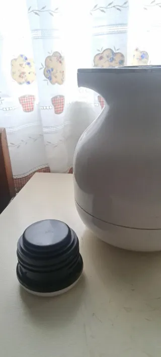 Jarra termo blanca y dorada. CAPACIDAD 1 LITRO.