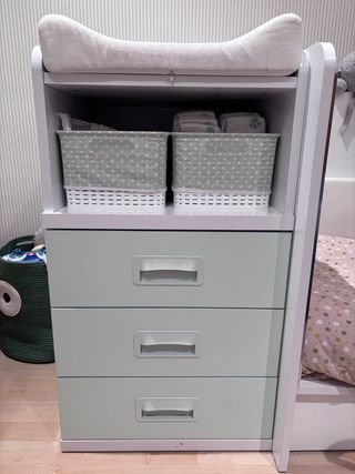 Cuna de bebé blanca con cajonera y cambiador