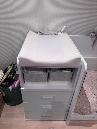 Cuna de bebé blanca con cajonera y cambiador