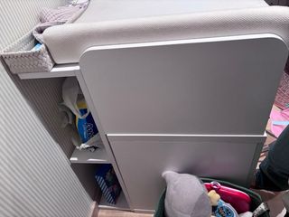 Cuna de bebé blanca con cajonera y cambiador