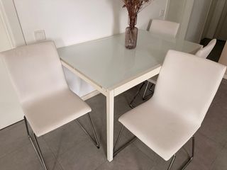 Mesa comedor extensible y 4 sillas blancas