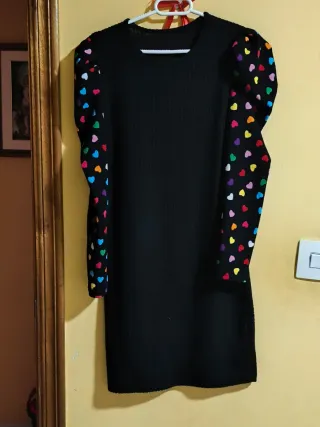 Vestido niña negro con corazones.