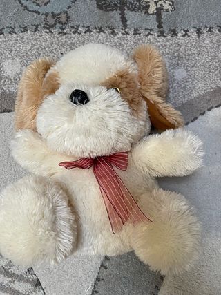 Peluche cane morbido con fiocco