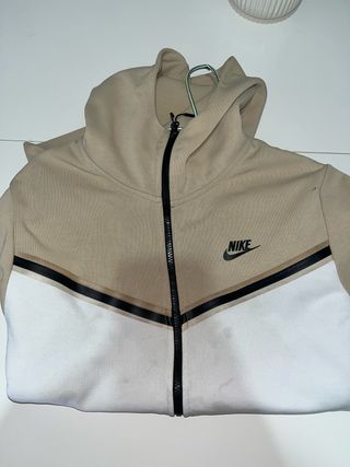 Nike Tech Fleece Beige y Blanco