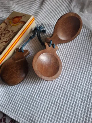 Castañuelas Artesanales de Madera nuevas con caja