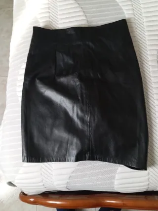 Falda polipiel negra