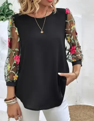 Top negro con mangas bordadas