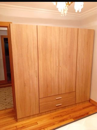 Armario de madera con cajones