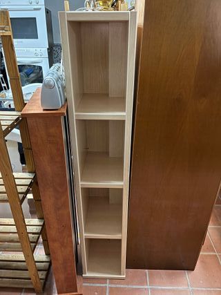 Estantería de madera beige y marrón