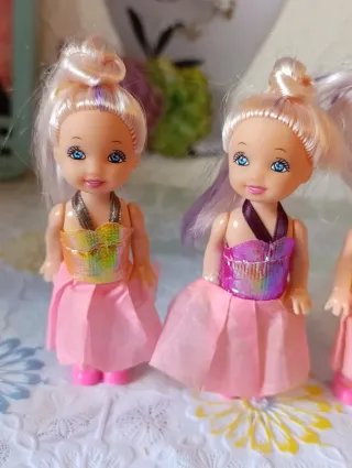 Muñecas pequeñas con vestidos brillantes