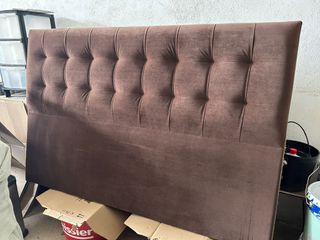 Cabeceira de cama castanha em veludo