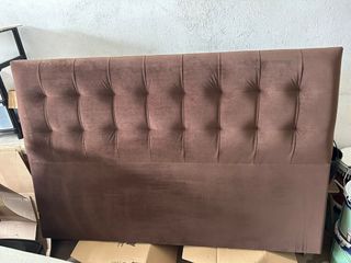 Cabeceira de cama castanha em veludo