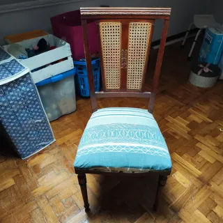 Silla de madera con asiento de ratán