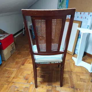 Silla de madera con asiento de ratán