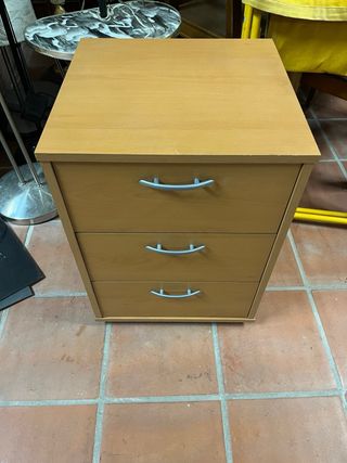 Mesita de noche de madera y metal