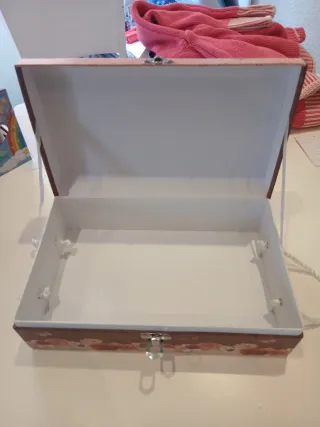 Baúl decorativo rosa con mariposas